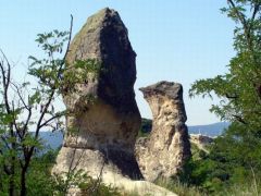 A Siroki vár a Barát- és Apáca sziklák mögül