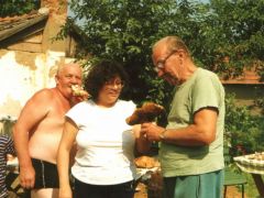 A MIGE tagjai Dr. Kozma István nyaralójának udvarán