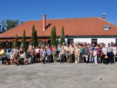A résztvevők a Kőbérc Panzió udvarán