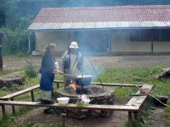 Gizus és Jenő közben főzött nekünk
