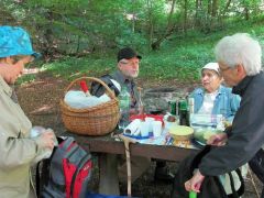 Megérkeztünk, van asztalunk, kipakolunk