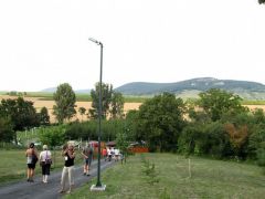 Útban a domb aljára, a színpad felé