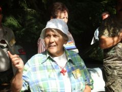 Vera eligazítást tart