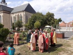 Középkori öltözetben - nagyon élvezték!