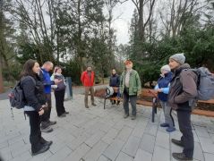 Indulás előtt, a park szélén