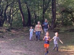 Sikerült kiszedni a gyerekeket a patakból...
