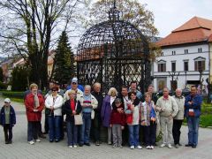 A szégyen-ketrec előtt