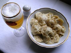 Kész a pelmeni, tálalva
