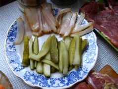 Savanyú uborka, szalonnaszeletek...